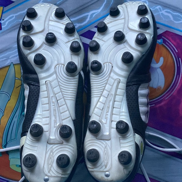 Umbro Women’s SX Valor 2 Soccer Cleats - Picture 4 of 11